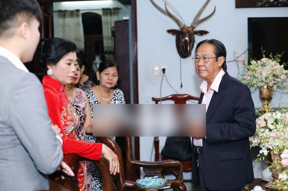 Lâm Khánh Chi diện áo dài nhung xanh dịu dàng, tất bật chuẩn bị cho hôn lễ ngày mai Lâm Khánh Chi diện áo dài nhung xanh dịu dàng, tất bật chuẩn bị cho hôn lễ ngày mai